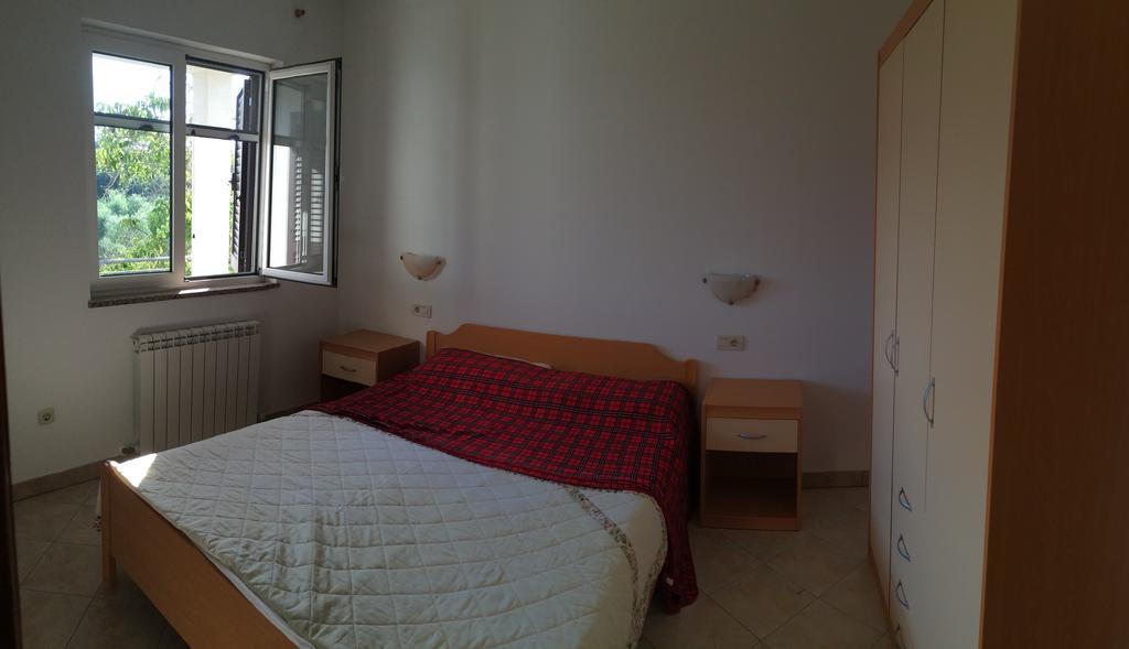 Apartments Bodi Ровин Екстериор снимка
