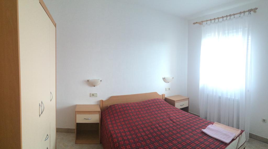 Apartments Bodi Ровин Екстериор снимка