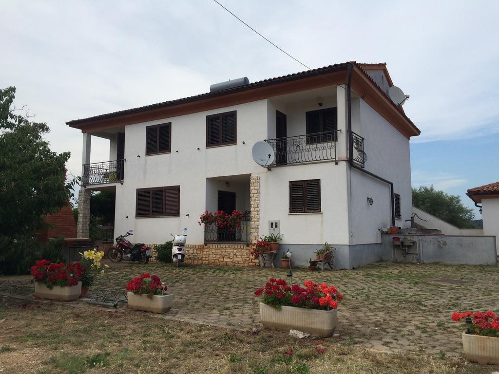 Apartments Bodi Ровин Екстериор снимка