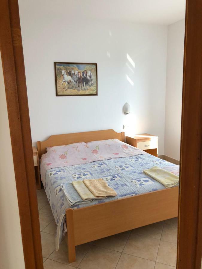 Apartments Bodi Ровин Екстериор снимка